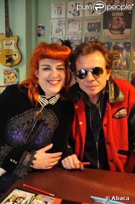 Philippe Manoeuvre dédicace son livre et soutient l'exposition de son amie, Marie Maïer, à la boutique Born Bad à Paris.