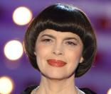 La Marianne se veut charismatique comme... la demoiselle d'Avignon ! En 1978, Mireille Mathieu est l'une des chanteuses les plus populaires de l'hexagone. Elle est l'image d'une femme forte, méritante et avant tout d'origine modeste.  