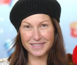  La Marianne, Evelyne Thomas... C'est son choix ! En 2003, la télé est définitivement la star des foyers français, et la Marianne ne peut plus le nier ! Pour la première fois, c'est une personnalité du petit écran qui est choisie pour poser !<
