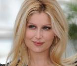 La Marianne, nostalgique de la beauté de B.B, opte pour les courbes féminines de... Laetitia Casta ! Visage angélique et courbes féminines, c'est en 2000 que la belle Laetitia se prête alors au jeu.  