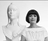 Mireille Mathieu prend ainsi la pose pour le buste de la non moins célèbre Marianne en 1978 sous l'oeil du grand sculpteur Aslan.  