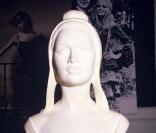 Brigitte Bardot prend ainsi la pose en 1969 pour le buste de la non moins célèbre Marianne sous l'oeil du grand sculpteur Aslan 