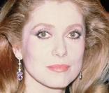  Catherine Deneuve est aussi élégante que charismatique. La Demoiselle de Rochefort est un véritable mythe vivant ! Connue pour avoir inspiré l'inimitable Yves Saint Laurent, elle prêtera également son image à Marianne. 
