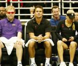 La ravissante Anna Kournikova aux côtés d'Elton John, à l'occasion de l'Advanta World Team Tennis Smash Hits au Centre Peter Mararich de l'université de Louisiane, à Baton Rouge, le 8 décembre 2009.