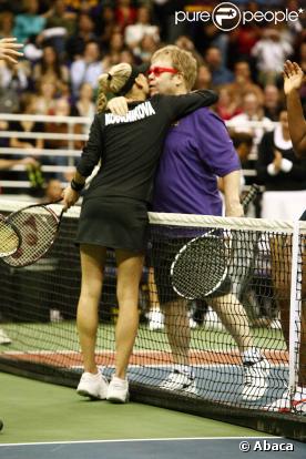 La ravissante Anna Kournikova et Elton John, à l'occasion de l'Advanta World Team Tennis Smash Hits au Centre Peter Mararich de l'université de Louisiane, à Baton Rouge, le 8 décembre 2009.