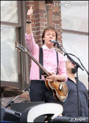 Paul McCartney envoie un message de soutien à Johnny Hallyday sur lantenne de RTL, le 11 novembre 2009.