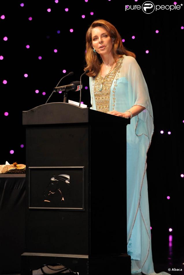 La reine Noor de Jordanie s'exprime au cours de la conférence Cultural Bridge dans le cadre du festival de Dubaï, le 13 décembre 2009