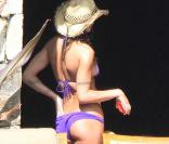 La très très très belle Elisabetta Canalis, en vacances à Mexico, dans une superbe villa partagée avec son chéri George Clooney et le couple Cindy Crawford/Rande Gerber, fin novembre 2009.