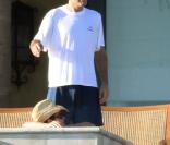 La très très très belle Elisabetta Canalis, en vacances à Mexico, dans une superbe villa partagée avec son chéri George Clooney et le couple Cindy Crawford/Rande Gerber, fin novembre 2009.