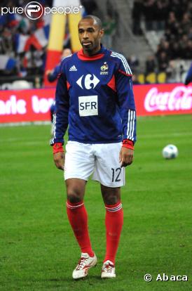 Thierry Henry pose en une du magazine  Surface Football Magazine  à l'occasion du premier anniversaire du bimestriel.