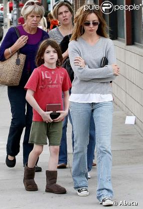 Calista Flockhart et son fils, dans les rues de Los Angeles, le 20 décembre 2009.