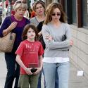 Calista Flockhart en balade avec son fils... Mais où est passé son joli sourire ?