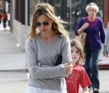 Calista Flockhart et son fils, dans les rues de Los Angeles, le 20 décembre 2009.
