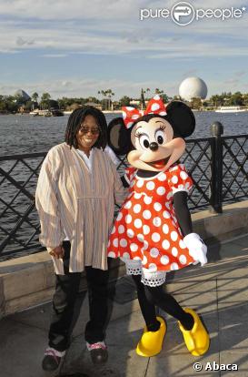 Whoopi Goldberg pose avec Minnie au Magic Kingdom de Disney, en Floride, le 19 décembre 2009.