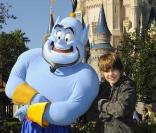 Justin Bieber pose avec le génie et ses fans au Magic Kingdom de Disney, en Floride, le 19 décembre 2009.