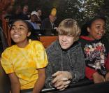 Justin Bieber pose avec le génie et ses fans au Magic Kingdom de Disney, en Floride, le 19 décembre 2009.