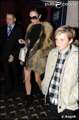 David et Victoria Beckham et leur enfants, romeo, Brooklyn et Cruz à la sortie du théâtre Prince Edward à Londres le 21 décembre 2009