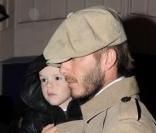 David et Victoria Beckham et leur enfants, romeo, Brooklyn et Cruz à la sortie du théâtre Prince Edward à Londres le 21 décembre 2009