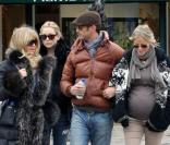Kate Hudson, sa mère Goldie Hawn, son frère Olivier Hudson accompagné de sa femme, Erinn Bartlett, très enceinte, en vacances à Aspen et recontrent leur amie Melanie Griffith le 22 décembre 2009 