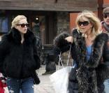 Kate Hudson, sa mère Goldie Hawn, son frère Olivier Hudson accompagné de sa femme, Erinn Bartlett, très enceinte, en vacances à Aspen et recontrent leur amie Melanie Griffith le 22 décembre 2009 