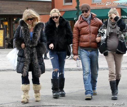 Kate Hudson, sa mère Goldie Hawn, son frère Olivier Hudson accompagné de sa femme, Erinn Bartlett, très enceinte, en vacances à Aspen et recontrent leur amie Melanie Griffith le 22 décembre 2009 