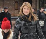 Lori Loughlin se promène à Aspen avec ses deux filles, Isabella Rose et Olivia Jade Giannulli le 23 décembre 2009 