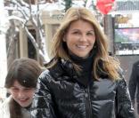 Lori Loughlin se promène à Aspen avec ses deux filles, Isabella Rose et Olivia Jade Giannulli le 23 décembre 2009 