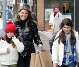 Lori Loughlin se promène à Aspen avec ses deux filles, Isabella Rose et Olivia Jade Giannulli le 23 décembre 2009 