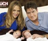 Charlie Sheen et sa femme Brooke Mueller posent pour le magasine américain In Touch avec leurs jumeaux Bob et Max, en avril 2009