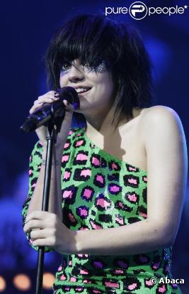 Lily Allen s'offre la une du magazine Harper's Bazaar russe de janvier 2010.