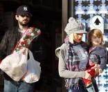 Christina Aguilera, Jordan Bratman et leur fils Max en virée shopping à Los Angeles, le 24 décembre 2009.