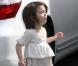 Suri en robe blanche et petit gilet : la mode lui donne des ailes ! (Santa Monica-USA, 28 février 2009)