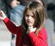 Suri porte une élégante robe rouge... avec des chaussures à talons dorées (Boston-USA, 26 octobre 2009)