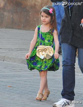 Suri en mode liberty !  Robe verte, serre-tête et... Chaussures à talons ! (Espagne, 11 décembre 2009)