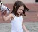 Suri porte des ballerines au motif léopard signées J Crew, une petite jupe à volants et un débardeur : so cute ! (Boston-USA, 7 ocobre 2009)