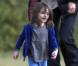 Suri a-t-elle laissé son bon goût au Etats-Unis ? La voilà habillée de façon... banale ! (Australie, 28 juillet 2009)