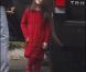 Suri voit rouge ! Totalement rouge : ballerine vernies, robe e collants. Elle ne plaisante pas la brunette ! (Boston-USA, 24 octobre 2009)