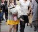 Suri Cruise dans les bras de sa maman : robe à pois ceinturée de noir, leggings noirs et... pas de chaussure ! Elle fait la grève apparemment... (Boston, 4 octobre 2009)