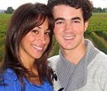 Kevin Jonas et Danielle Deleasa, la veille de leur mariage, devant les vignes du Château Oheka, près de New York.