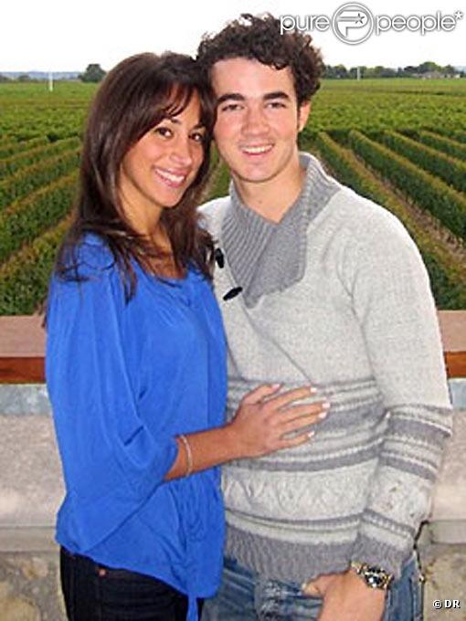 Kevin Jonas et Danielle Deleasa, la veille de leur mariage, devant les vignes du Château Oheka, près de New York.