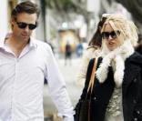 Nicollette Sheridan et Steve Pate, le nouvel homme de sa vie, en promenade amoureuse à Los Angeles le 27/12/09.