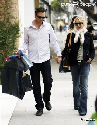 Nicollette Sheridan et Steve Pate, le nouvel homme de sa vie, en promenade amoureuse à Los Angeles le 27/12/09.