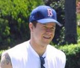 Mark Wahlberg devant sa propriété de Berverly Hills 