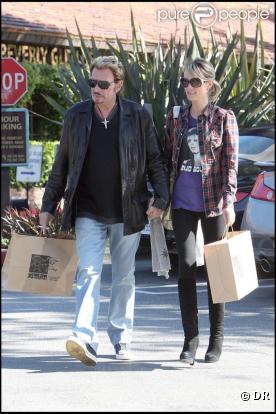 Johnny Hallyday, décontracté, et son épouse Laeticia. 