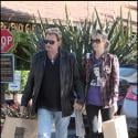 Johnny Hallyday : Première sortie pour examen de contrôle... le rocker est très en forme au bras de sa douce Laeticia !