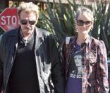 Johnny Hallyday, décontracté, et son épouse Laeticia. 
