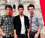 Les Jonas Brothers de passage à Disneyland, le 6 décembre 2009. 
