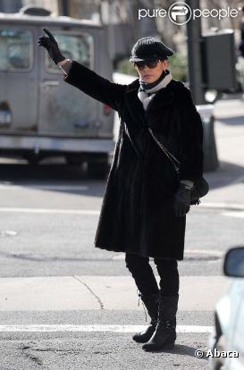 Catherine Zeta-Jones attend un taxi dans les rues de New York, le 7 janvier 2010 !