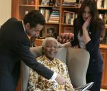 Nicolas Sarkozy et Carla Bruni rencontrent Nelson Mandella