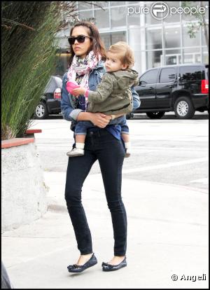 Jessica Alba, Cash Warren et leur fille Honor Marie profitent d'un samedi ensoleillé à West Hollywood le 9 janvier 2009